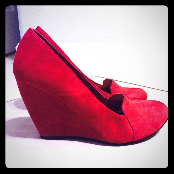 💥SOLD💥 attention brand Red Faux Suede Wedges - Picture 1 of 4