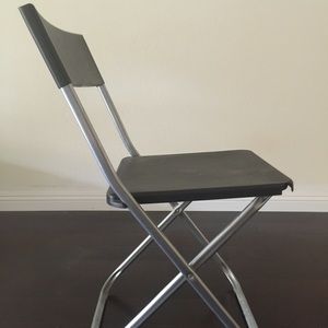 Foldable plastic chair