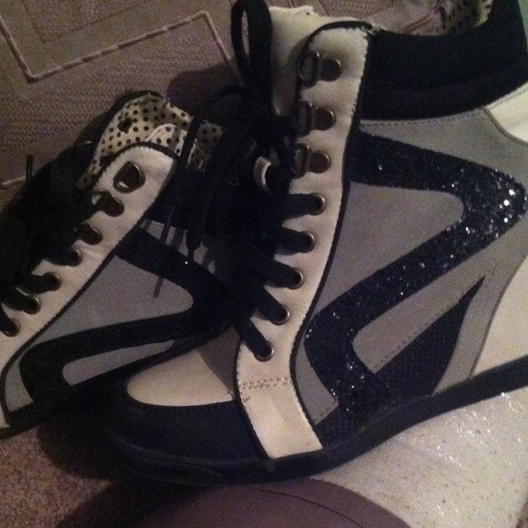 Sneaker - Picture 2 of 4