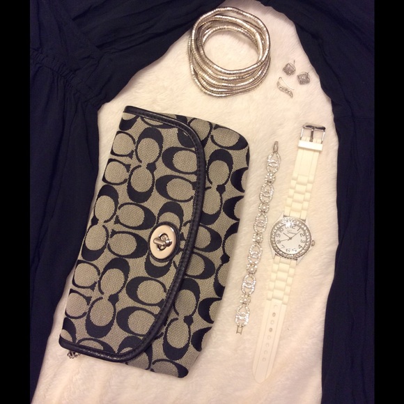 Coach Park Signature Flip Turnlock Large Wristlet