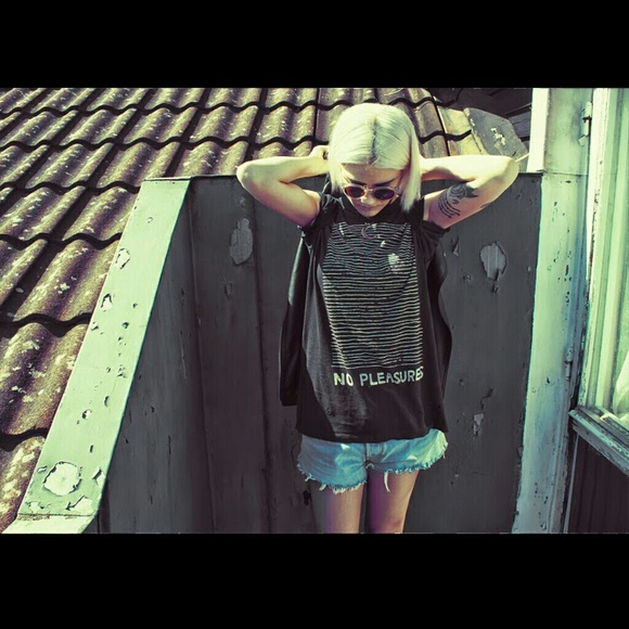 UNIF Clothing 'NO PLEASURES" Sleeveless Tee