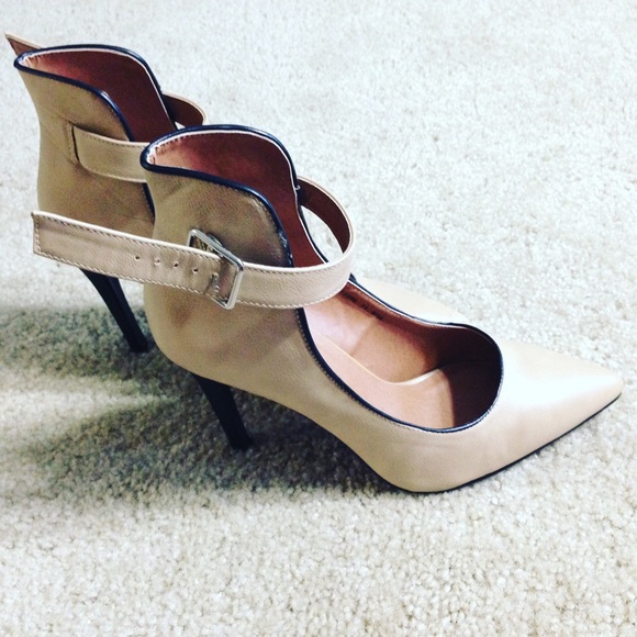 Ankle-strap nude pumps