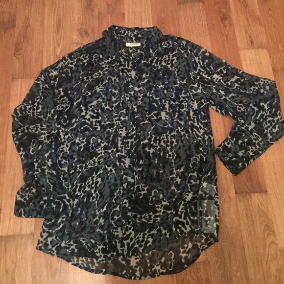 Equipment Femme Blue Camo print silk shirt sz M - Picture 2 of 3