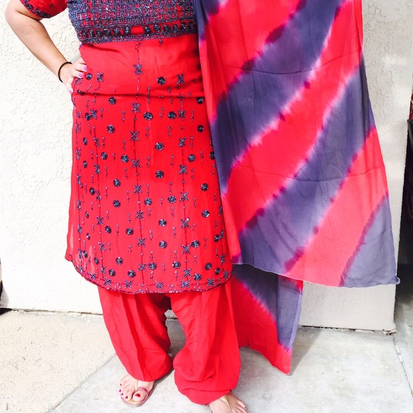 Gorgeous in red - Picture 2 of 3