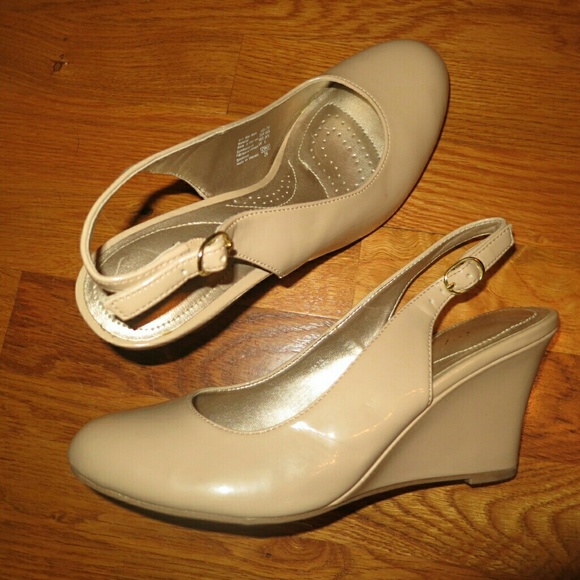 Dexflex nude/beige wedge -  Size 7.5