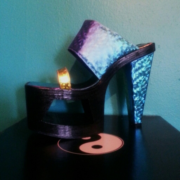 90s Holographic Club Kid Platform Heels - Picture 2 of 4