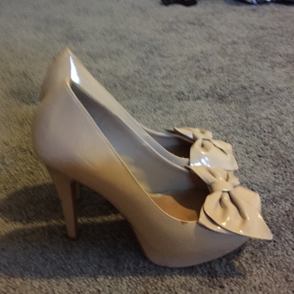 Bow heels - Picture 2 of 3