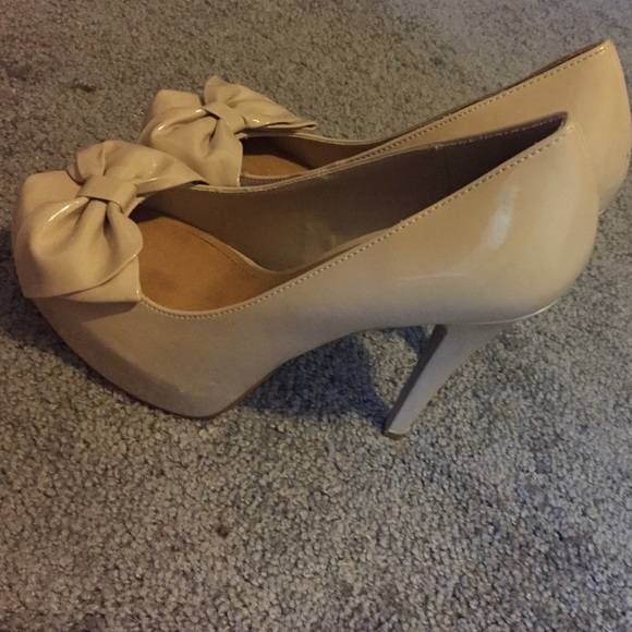 Bow heels - Picture 3 of 3