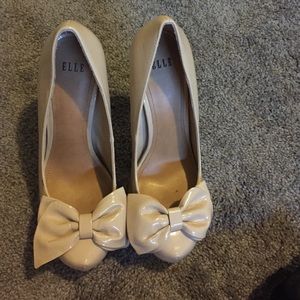 Bow heels