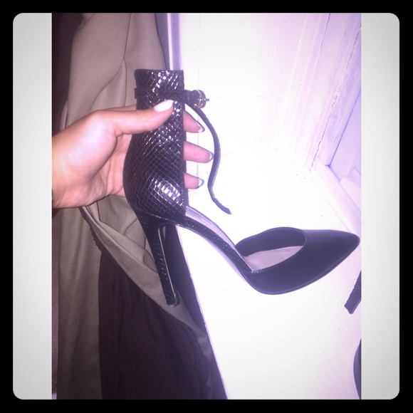 Guess heels !