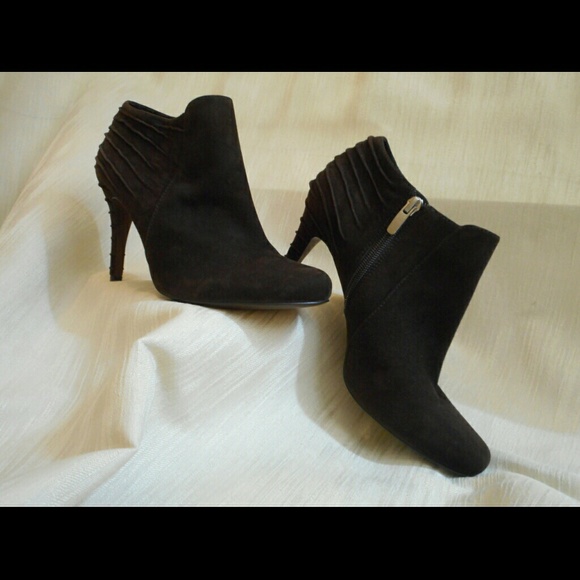 !! MUST GO!! ENZO ANGIOLINI Suede Bootie