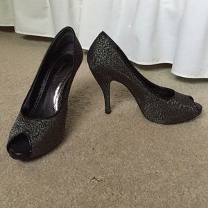 Gianni Bini metallic black and grey peep toe heels