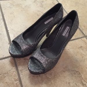 Vera Wang Open toe pump
