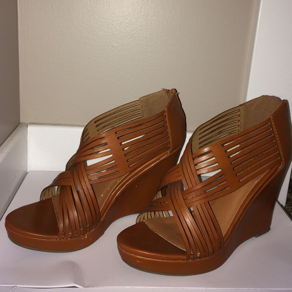 Camel strappy wedge