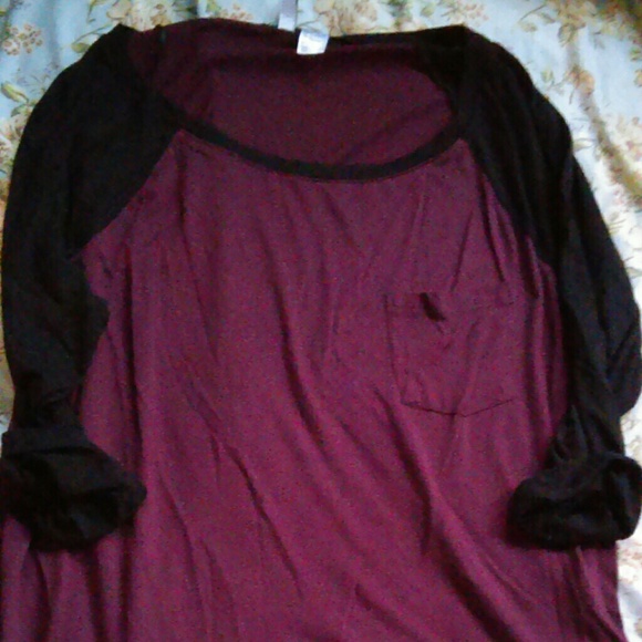 🚫SOLD🚫🆕LISTING✴ Maroon & Black Oversized Shirt