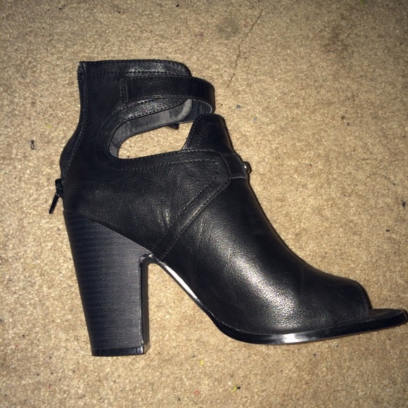 Guess sporty open toed booties. Excellent con.