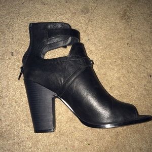 Guess sporty open toed booties. Excellent con.