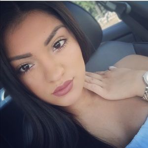 Meet your Posher, Claudia