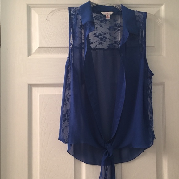 Sleeveless top.
