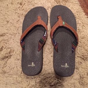 Brown Sanuk leather flip flops