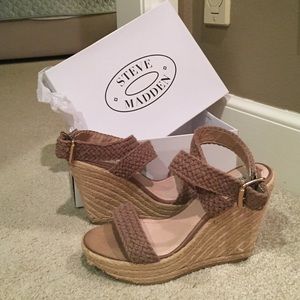 Steve Madden taupe wedges