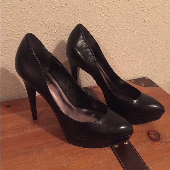 Guess black pump