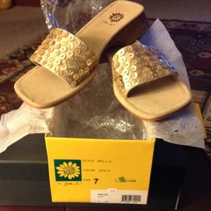 Mother of pearl decorated sandal