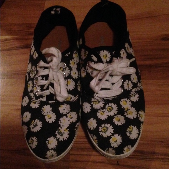 NWOT! Charlotte Russe Daisy Print shoes