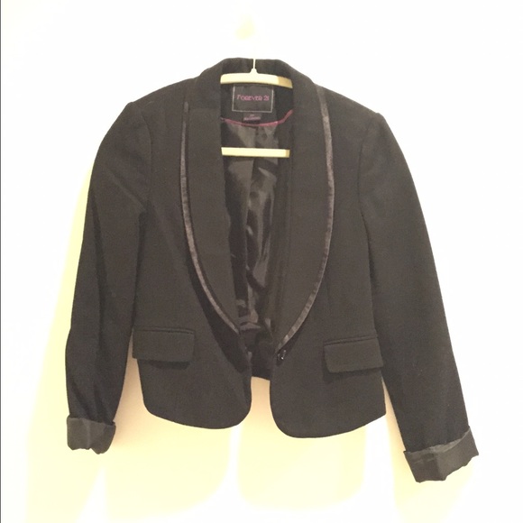 REDUCED PRICED!! Cropped black blazer