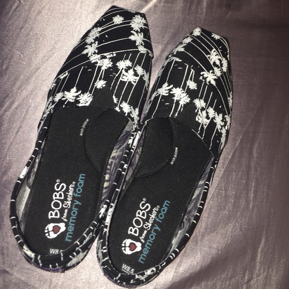 BRAND NEW NEVER WORN!! Bobs!