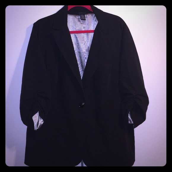 Torrid 3/4 Ruched Sleeve Black