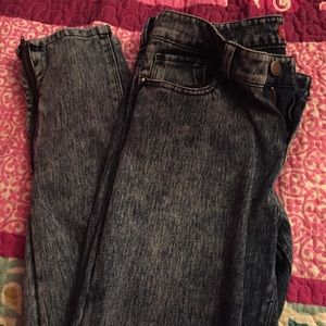 Distressed denim skinny jeans