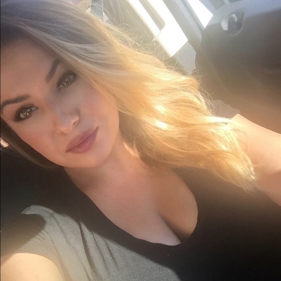 Meet your Posher, Kiersten 💋 - Picture 2 of 3