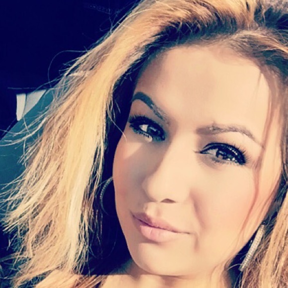 Meet your Posher, Kiersten 💋 - Picture 3 of 3