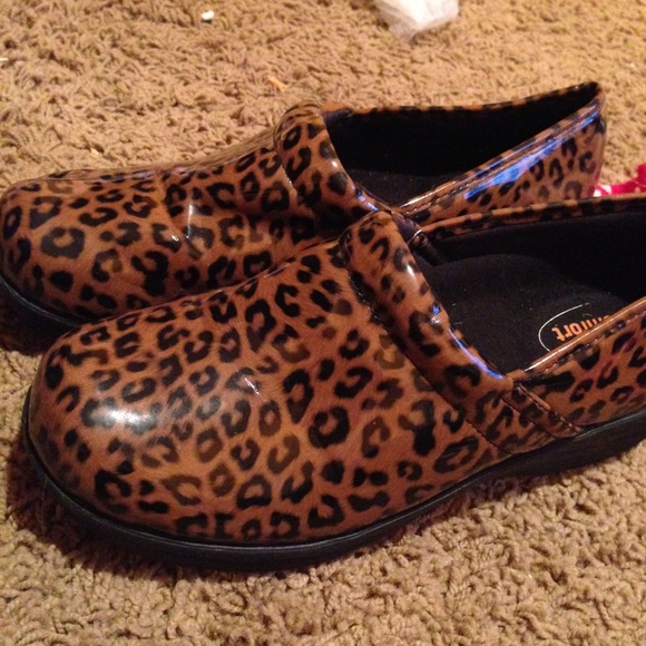 Leopard print clogs 😍