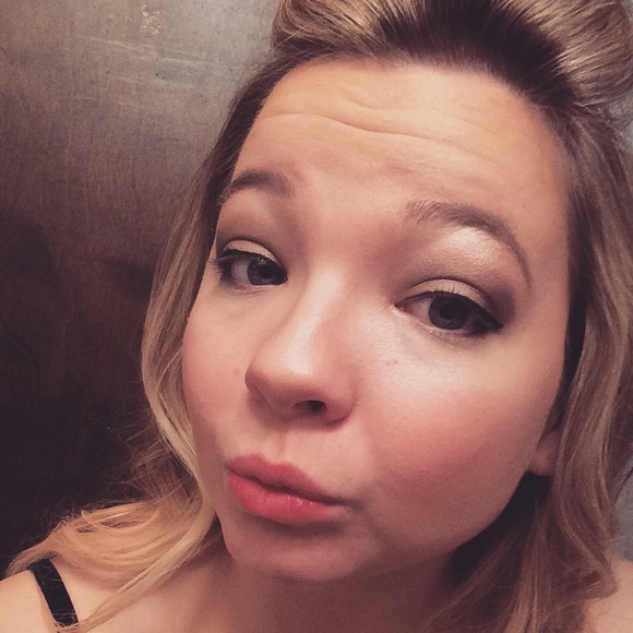 Meet your Posher, Hannah - Picture 1 of 1