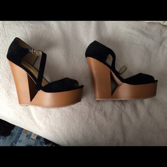 Black cut out platform wedge heels - Picture 1 of 2