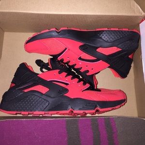 Authentic Nike Air Huarache (women's)