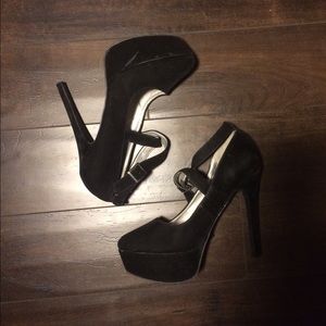 Black pumps