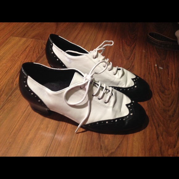 Very Fine 2008 Black and White Leather Ladies Shoe