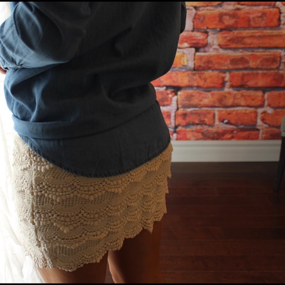 Cream tiered lace skirt - Picture 2 of 2