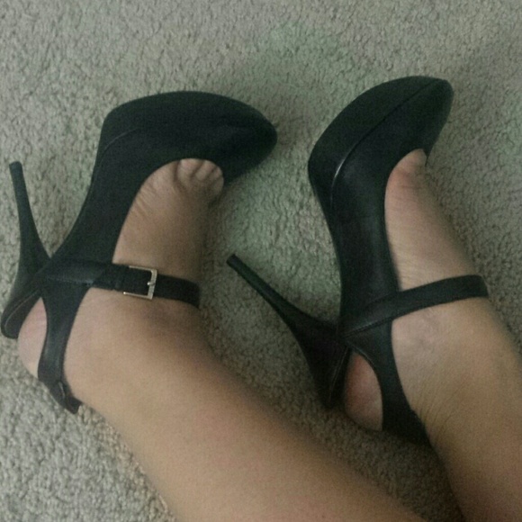 Guess Mary Jane pumps