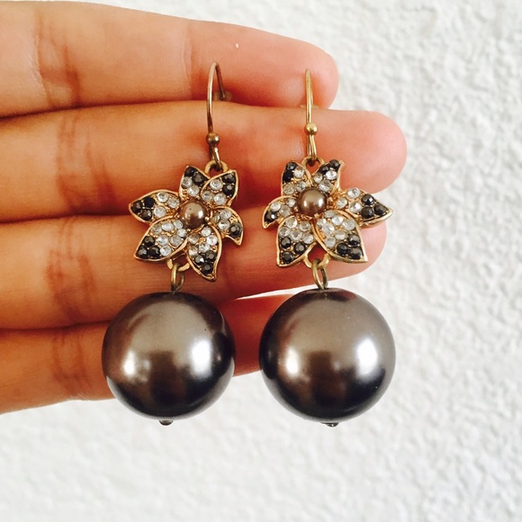 Banana republic floral pearl earrings