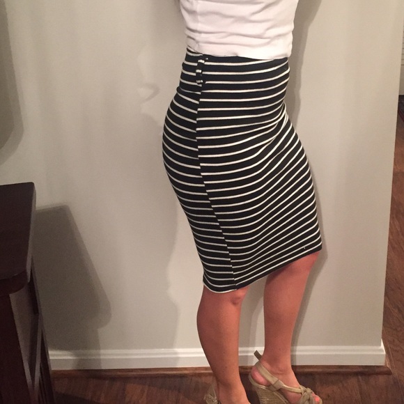 Trendy Black and White Pencil Skirt!'n - Picture 2 of 4