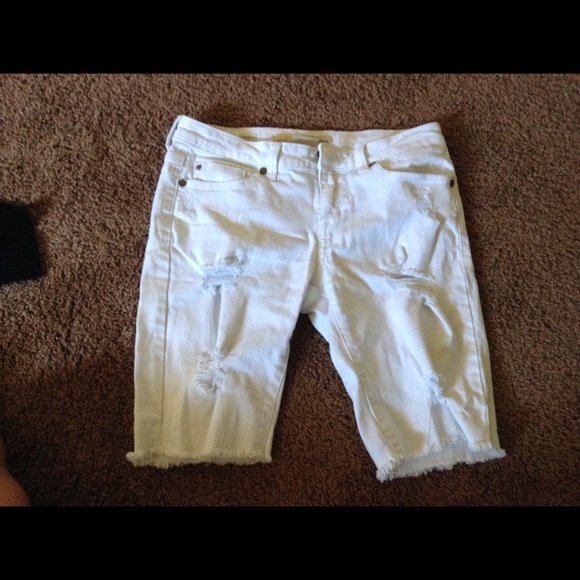 WHITE CAPRI PANTS