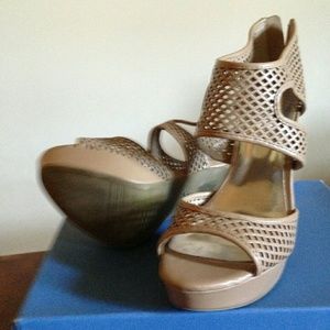 Vera Wang Nude Heels