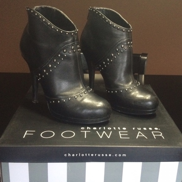 🍀 black studded booties