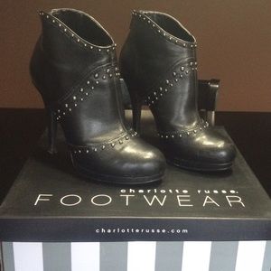 🍀 black studded booties