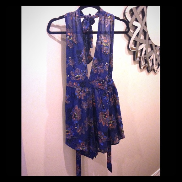 Killer Blue Floral Romper w/ Low back! 🌻💧