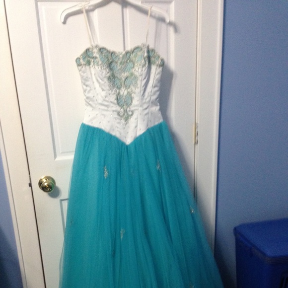 Prom gown/Sweet 16 gown. Make offer! Color is teal with white.